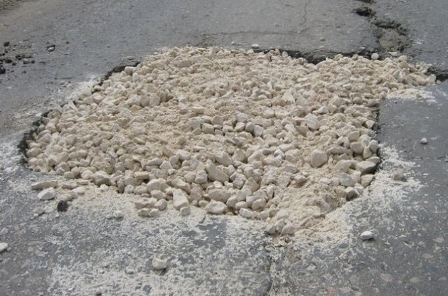 Власти Севастополя решили засыпать ямы на дорогах щебенкой