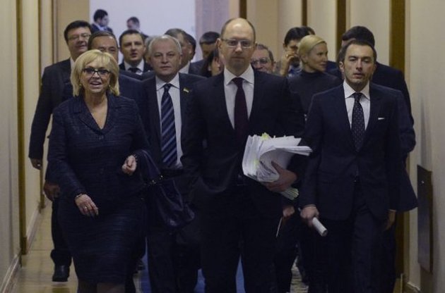 Первыми свои подписи под документом поставили Яценюк и Турчинов