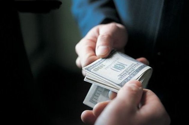 Украинцы ежегодно тратят на взятки до 10 млрд гривен