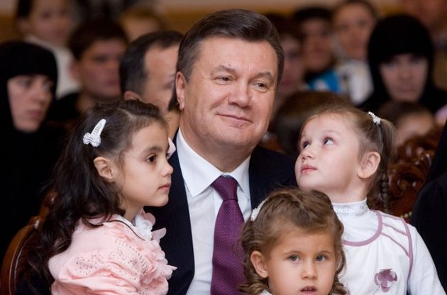 Янукович розповів, куди подів 16 млн грн, виручених за книги