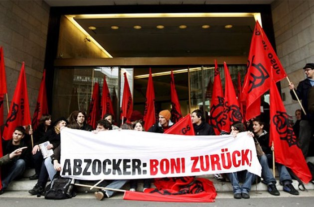Швейцарцы проводят референдум об ограничении зарплат топ-менеджеров