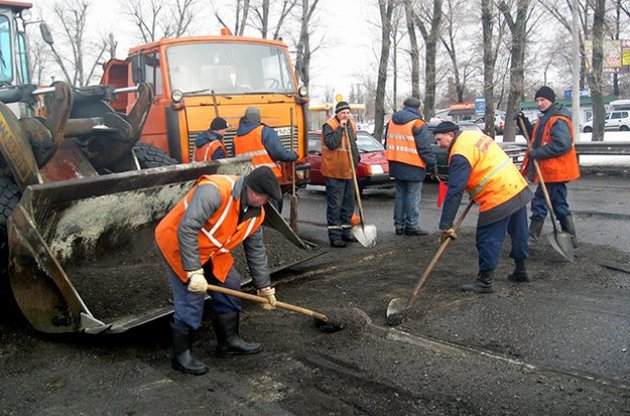 На дорогах Киева залатали почти половину ям