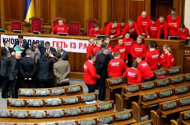 Партия регионов предложила лишать мандатов депутатов, блокирующих Раду