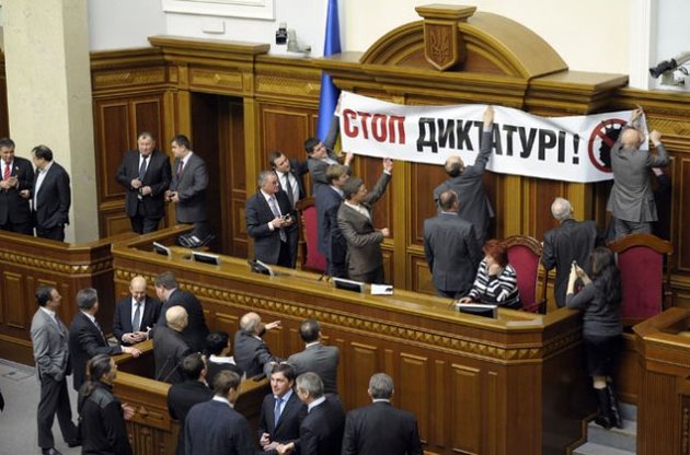 Регіонали нагадали опозиції про право Януковича розпустити Раду
