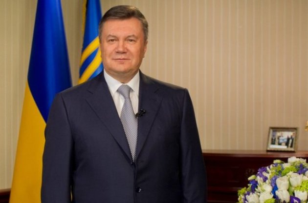 Янукович пожелал женщинам на 8 марта мира и покоя