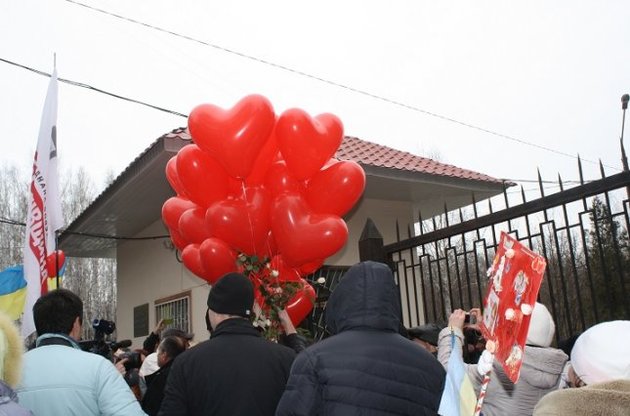 Тимошенко привітали з 8 березня повітряними кулями і передали квіти