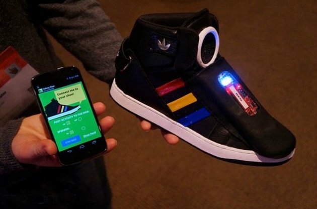Google создала "говорящие кроссовки", которые помогают заниматься спортом