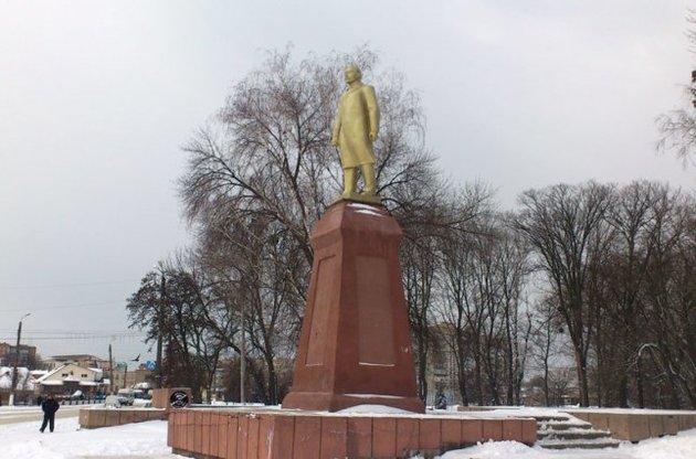В Охтирці вночі поставили новий пам'ятник Леніну