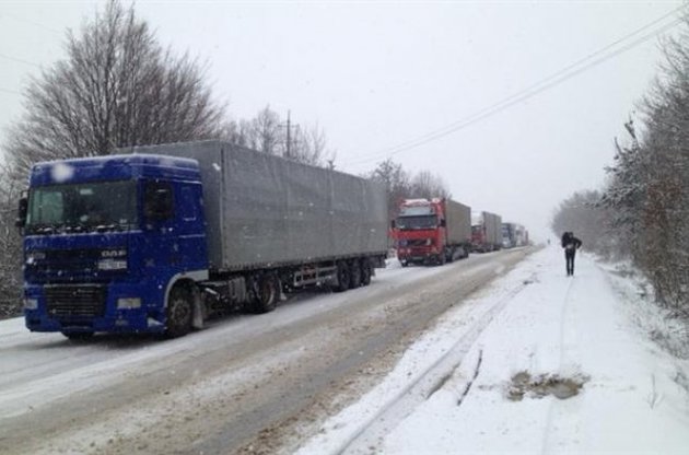 Снегопад остановил движение по трассе Киев-Чоп в Ровенской области