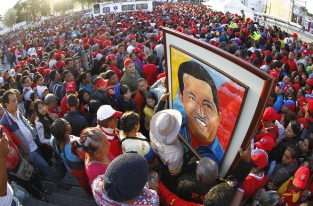 В Венесуэле продлили церемонию прощания с Уго Чавесом: слишком много желающих