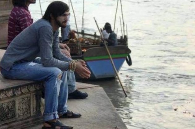 Ештон Кутчер в ролі Стіва Джобса