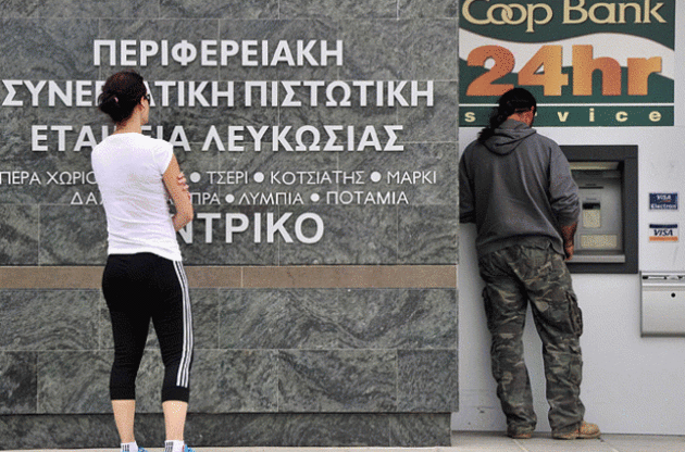 Киприоты выстроились в очереди к банкоматам снимая со счетов все накопления
