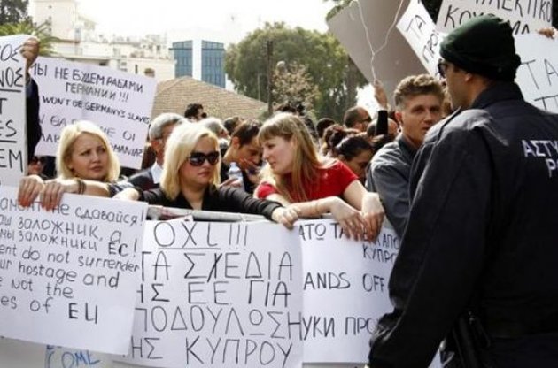 Кіпріоти чекають на рішення парламенту: він повинен врятувати країну