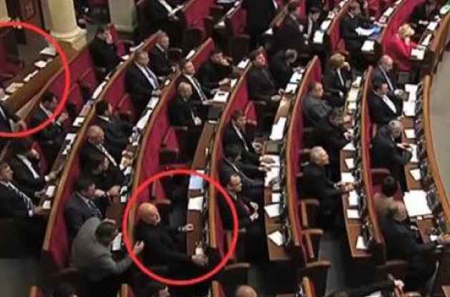 Кнопкодави в Раді голосують за трьох