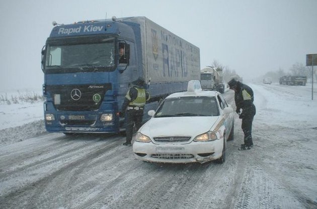 Из-за сильного снегопада Киев закрыли для грузовиков