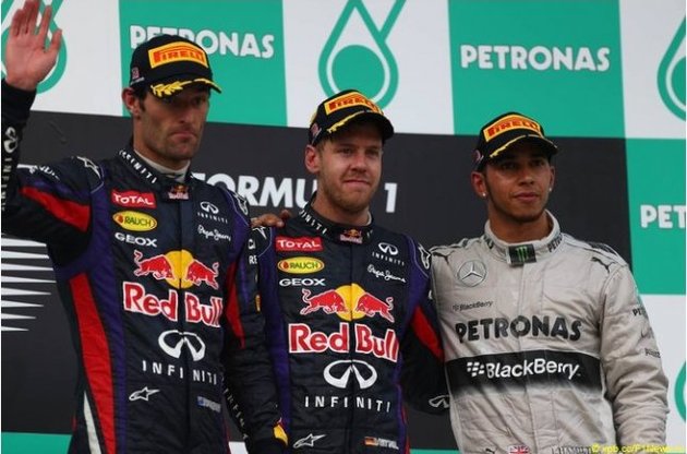 Себастьян Феттель (в центре) победил в Малайзии
