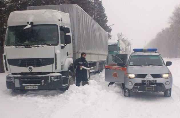 На подъездах к Киеву вновь образовались километровые пробки