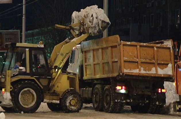 За ніч влада столиці пообіцяла вивезти 20 тисяч тонн снігу