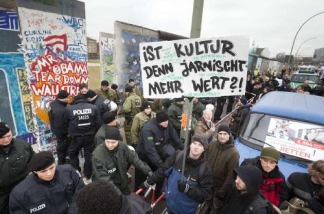 Разобран один из сохранившихся участков Берлинской стены