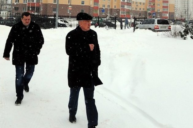 Роздавши вказівки з прибирання снігу, Азаров на три дні відлітає в Угорщину