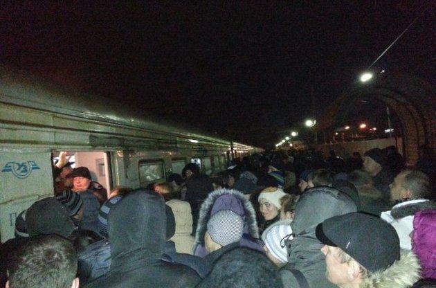 Из-за отмены пяти городских электричек сотни людей столпились на платформах