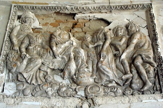 Уничтоженное вандалами панно с античным сюжетом
во дворце с. Нападивка Винницкой области