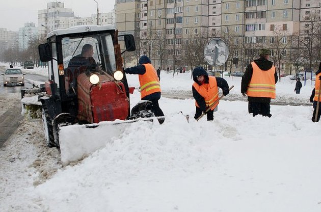 Азаров уже придумал повод выделить еще больше денег на закупку новых снегоуборочных машин в Киеве
