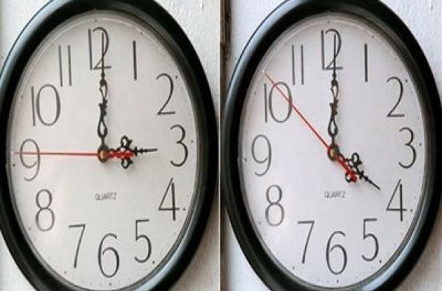 Стрелку часов необходимо перевести на час вперед: если было 3:00, станет 4:00