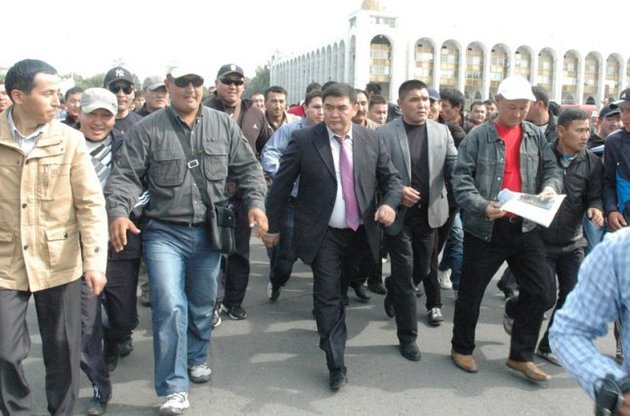 В Киргизии трех депутатов оппозиции посадили на 1,5 года за призывы к захвату власти