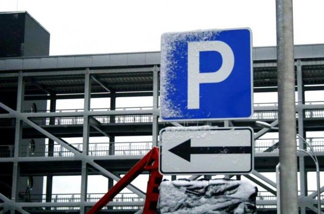 В Азарова придумали, як заробити мільйони на неправильному паркуванні