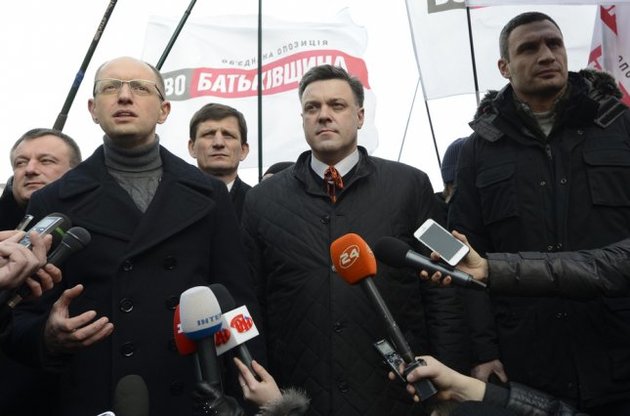 Тысячи оппозиционеров во главе с Яценюком, Кличко и Тягнибоком прибыли под Раду