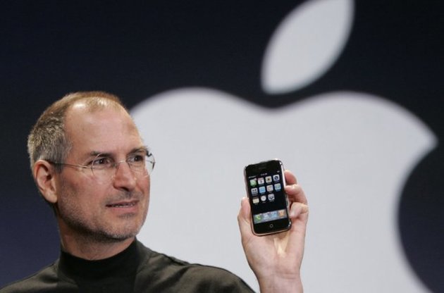 Стив Джобс перед смертью спроектировал два новых iPhone