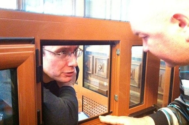 Луценко в суде по кассации сидит в стеклянной клетке