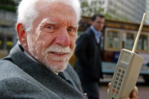 В мире отмечают 40-летний юбилей первого звонка по мобильному телефону