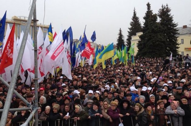 Опозиція вивела на акцію "Вставай, Україно!" у Луцьку до 10 тис. осіб