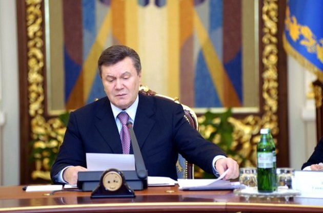 Янукович отдал юристам на проверку законы, принятые на выездном заседании