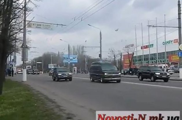 Янукович приехал в Николаев с кортежем из 17 автомобилей