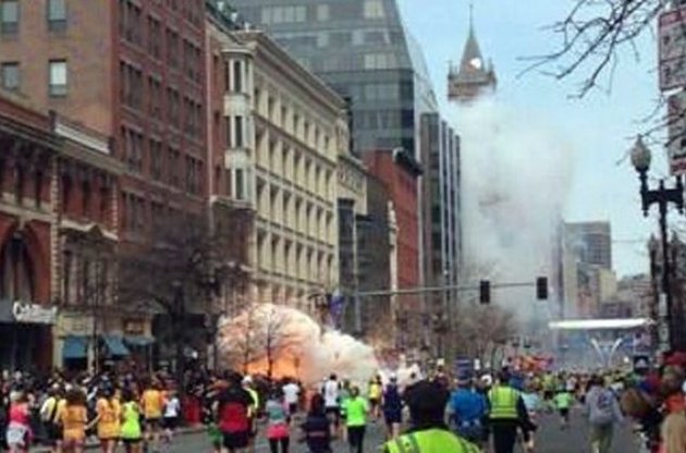 От взрывов на Бостонском марафоне пострадали десятки людей, есть погибшие