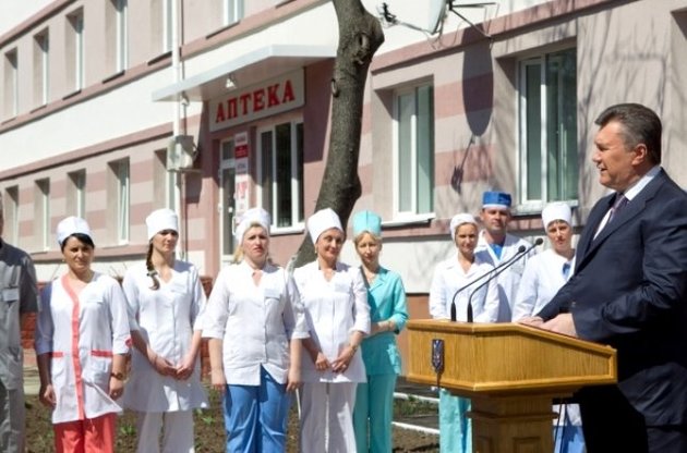 Янукович отмечает успехи медреформы