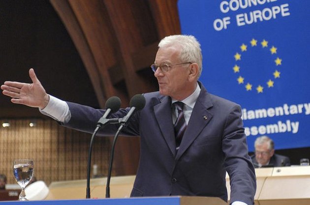 Екс-голова Європарламенту назвав Україну частково авторитарною країною