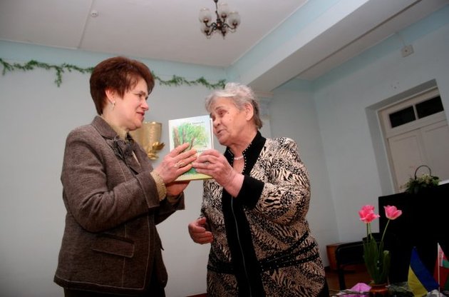 У Донецьку видали книгу з віршами, присвяченими Людмилі Янукович