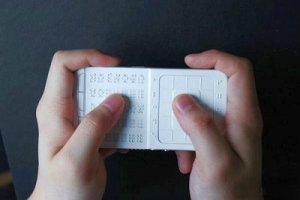 В Индии создан смартфон для слепых с клавиатурой Брайля