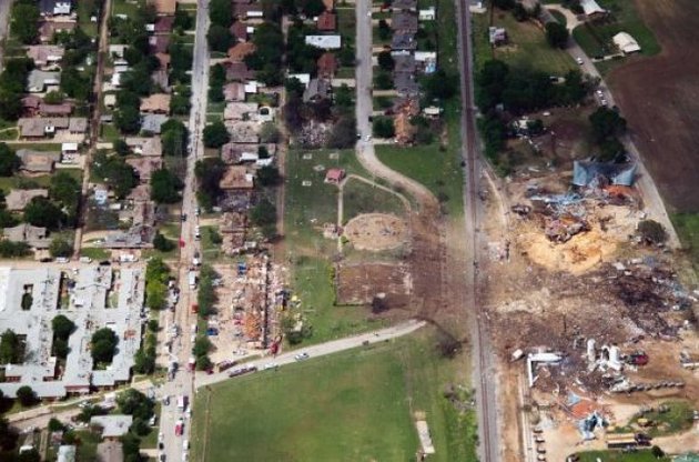 Взрыв на заводе разрушил около сотни близстоящих зданий