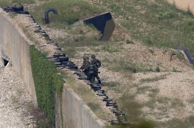 Північна Корея будує барикади