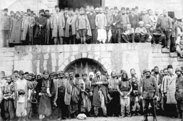 Група вірмен, депортованих із Зейтуна до Мараша у травні 1915 р.
Через півгодини після фотографування турки зарізали й спалили всіх.
Губернатор стоїть у верхньому ряду