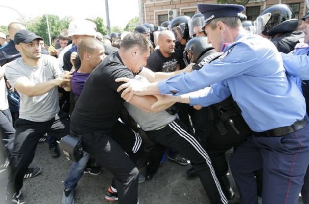 Столкновения оппозиции с &quot;антифашистами&quot;