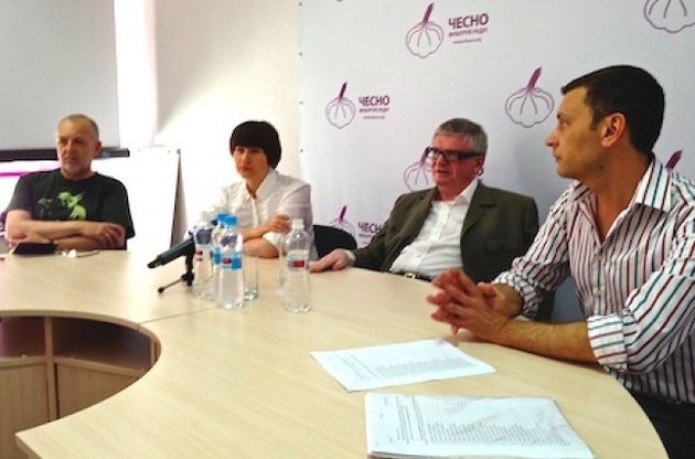 Костянтин Кагаловський (в центрі)