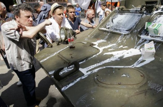 Свободовцы пытались перевернуть БТР