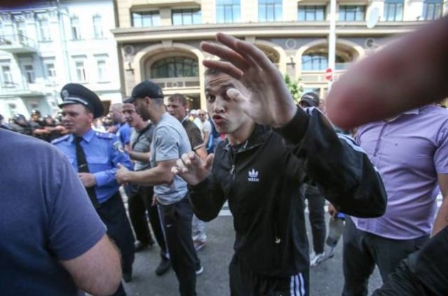 В ПР заступились за милиционеров, которые бездействовали во время драки в Киеве