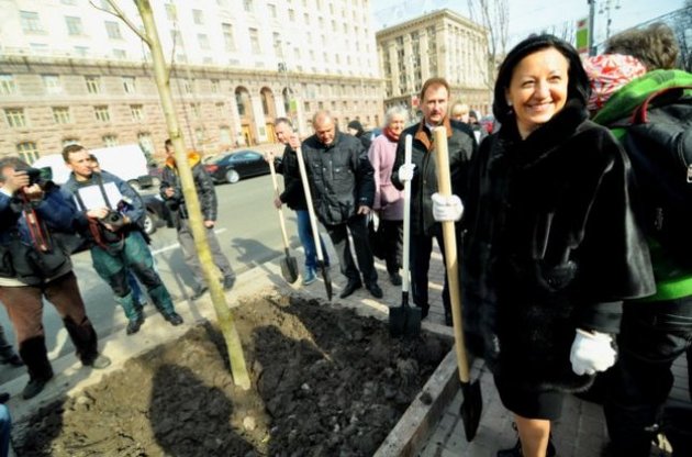 Киевское руководство сажает каштаны Бриоти